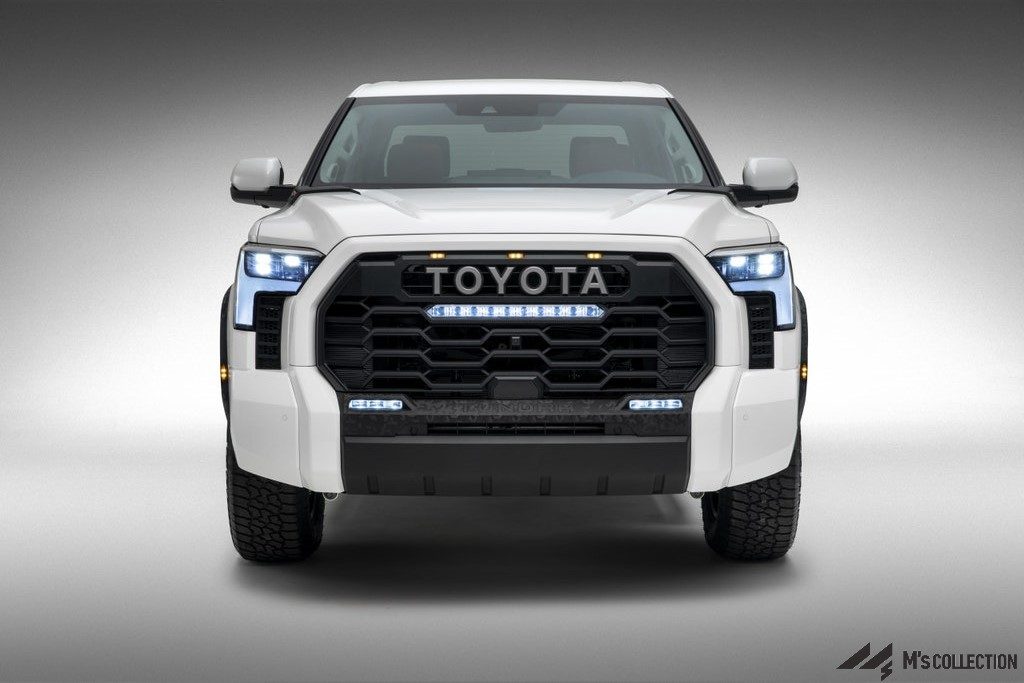 ホワイトカラーTUNDRA 正面から見たTOYOTAグリル