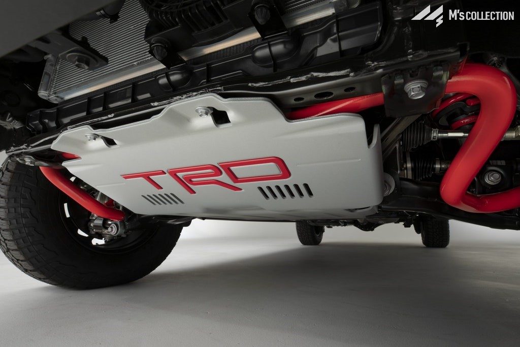 TRD専用スキッドプレートとレッドサスペンションの足回り下部