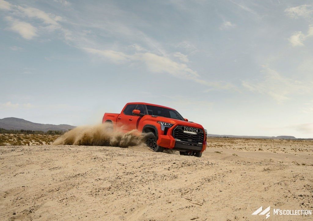 レッドカラーTUNDRA 砂埃を上げて砂漠を走行するフロント外観