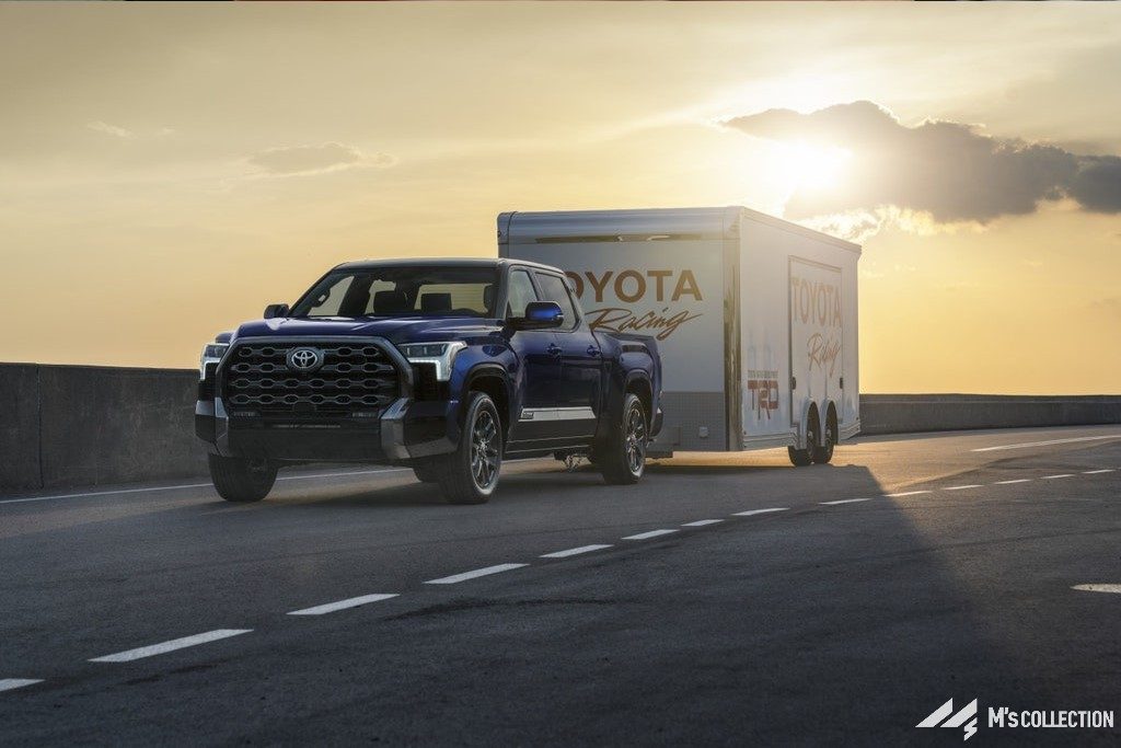 ALL NEW 2022 TUNDRA ネイビーカラー レーシングトレーラーを牽引する夕暮れの走行風景