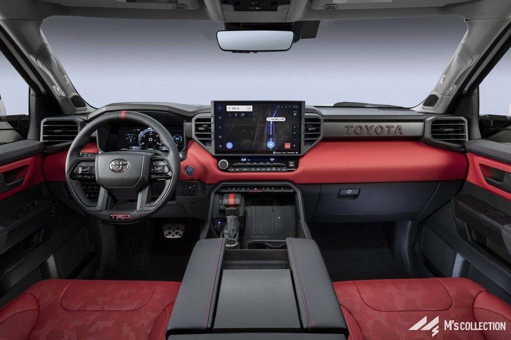 TRDグレードのレッドインテリアと14インチタッチディスプレイ