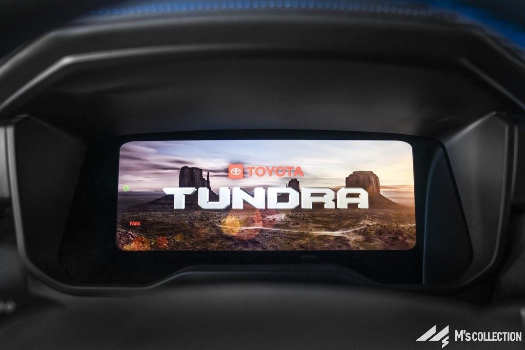TUNDRAロゴを表示した12.3インチフルデジタルメーター
