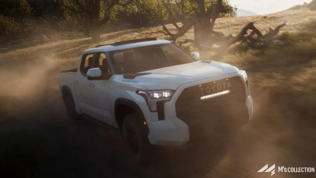 TUNDRA TRD-PRO ホワイトカラー 砂埃を上げて荒野を走行するフロント外観