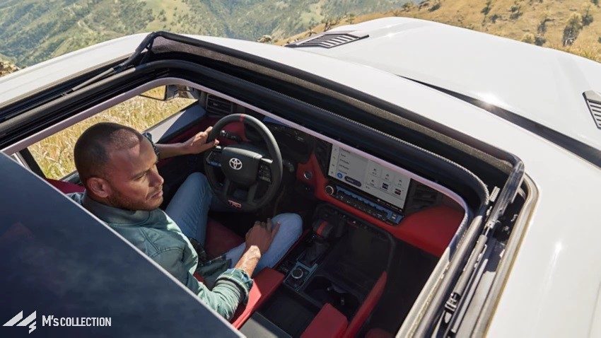 TRDブランドのレッドインテリアと運転席に座る人物