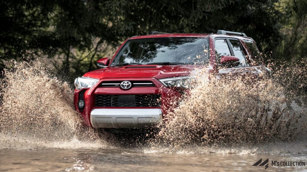 TRD Off-roadグレード レッドカラーの4RUNNER 水しぶきを上げて走行するフロント外観