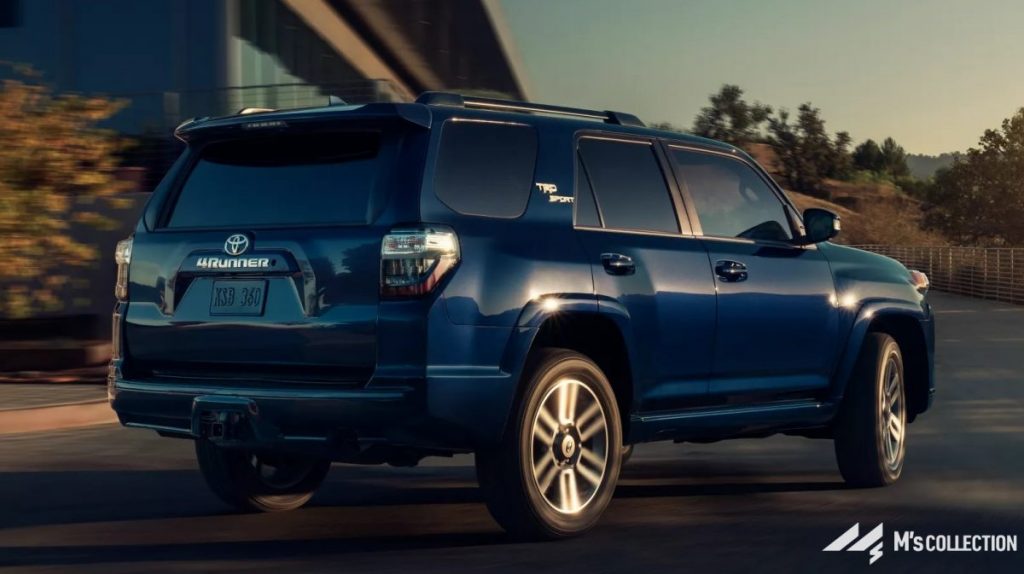 2022年新設グレード TRD Sports ダークブルーの4RUNNER 走行中のリアサイドビュー