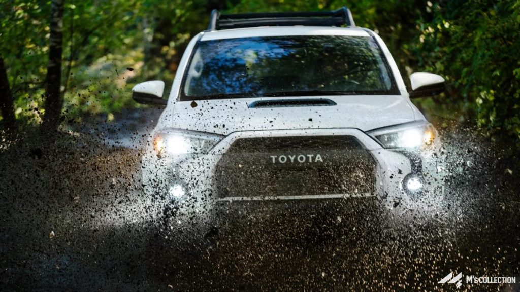 TRD Pro ホワイトカラーの4RUNNER 泥だらけの悪路を走行するフロント外観