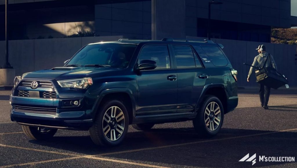 4RUNNER LIMITEDグレード ダークグリーン 夜の街並みでのフロント外観