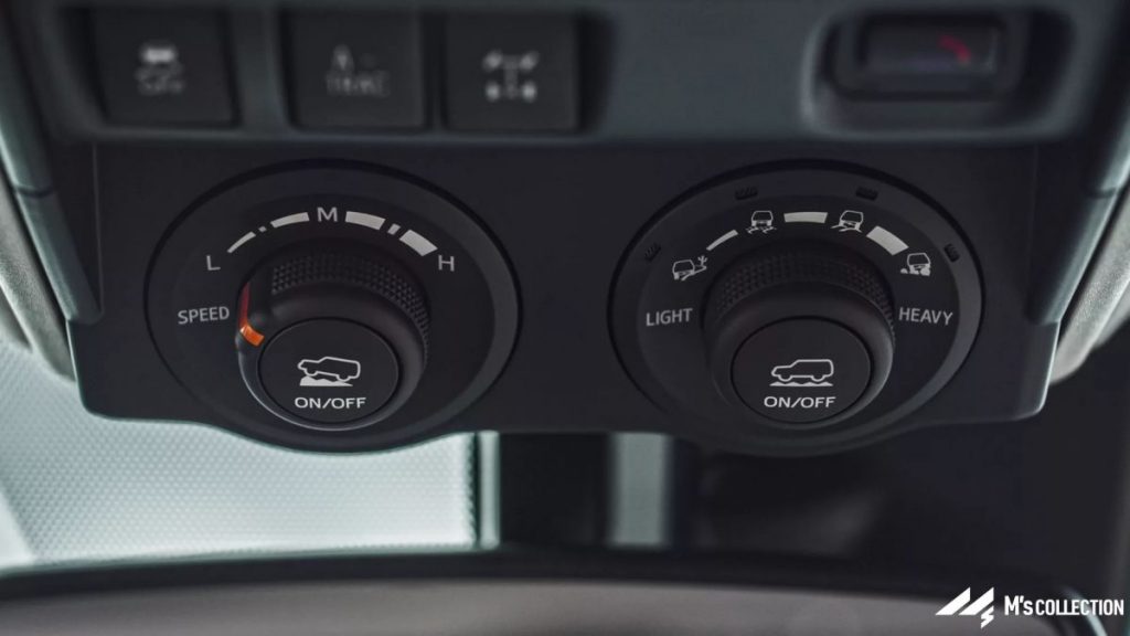 TRD Off-roadグレードに搭載されたクロールコントロールスイッチのクローズアップ