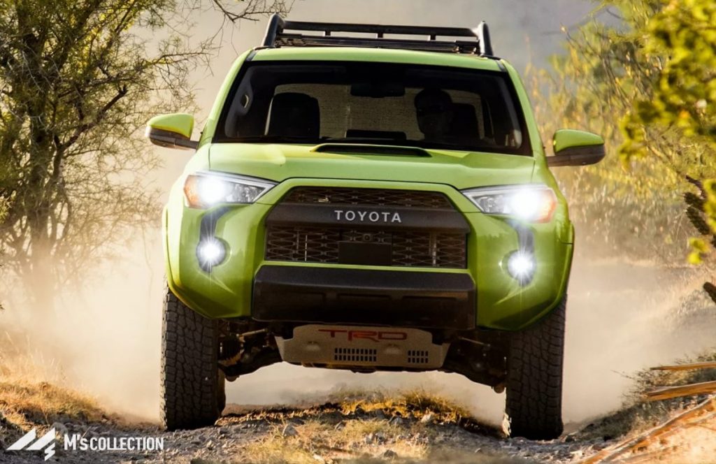 LIME RUSHカラーの4RUNNER TRD Pro 未舗装路を走行するフロント正面アングル