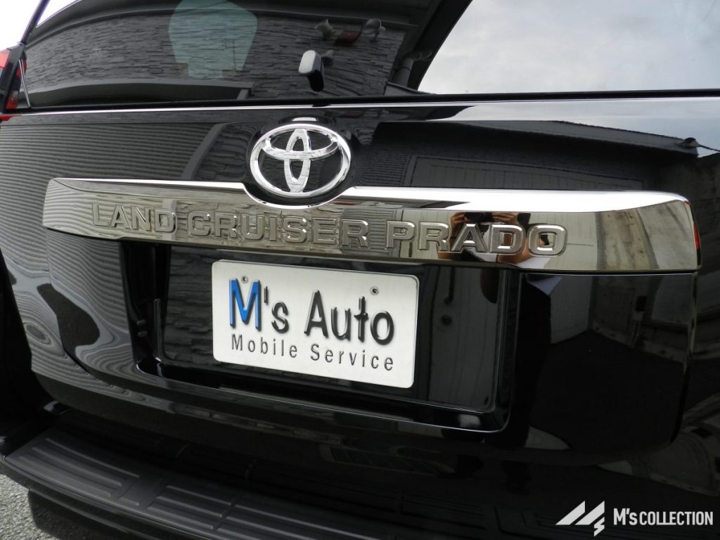 ダーククロム仕上げのリアナンバーガーニッシュとLAND CRUISER PRADOロゴアップ