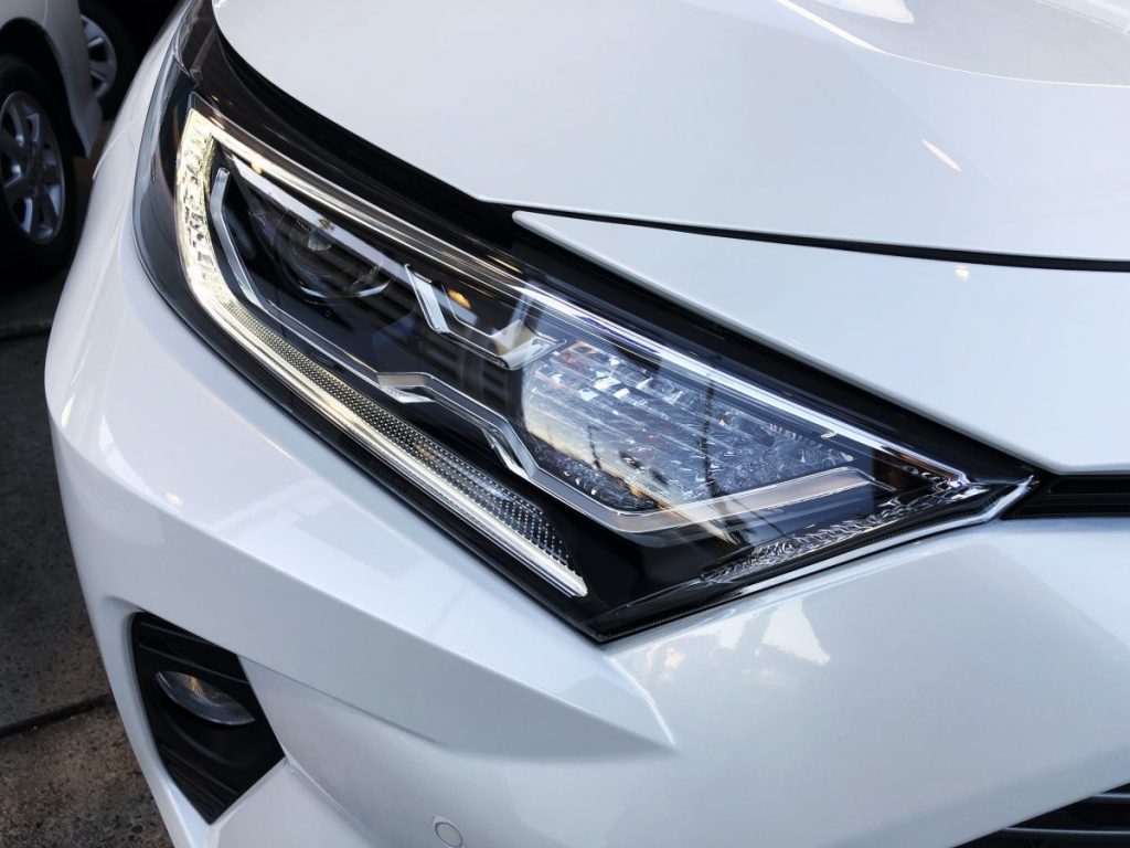 RAV4ハイブリッド マイナーチェンジ後のヘッドライトデザインクローズアップ