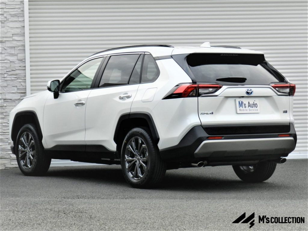 RAV4ハイブリッドG ホワイト 斜め後ろからのリアビュー