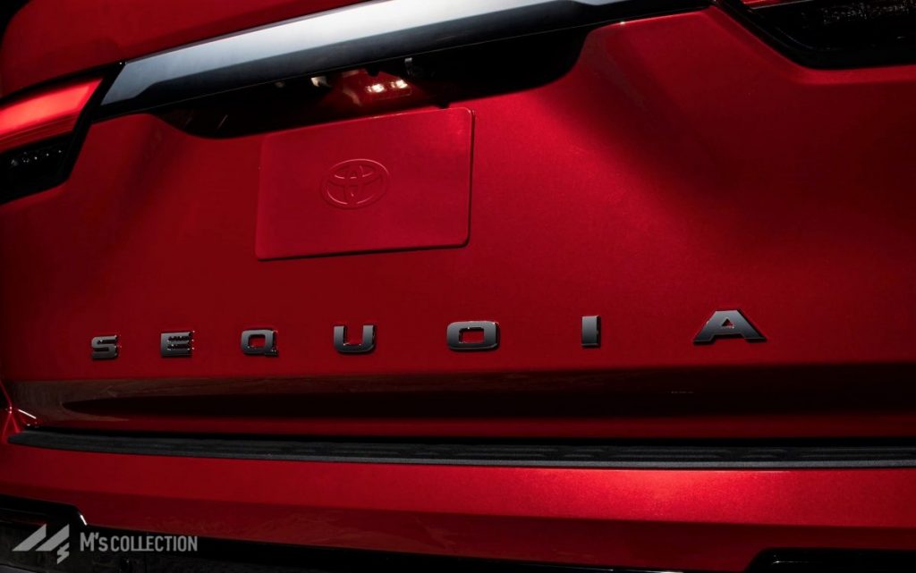新型TOYOTA SEQUOIA レッド テールゲートSEQUOIAロゴのクローズアップ
