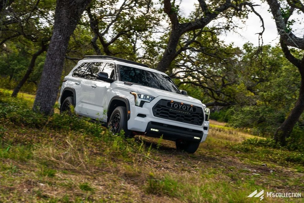 新型TOYOTA SEQUOIA TRD Pro ホワイト オフロード走行シーン