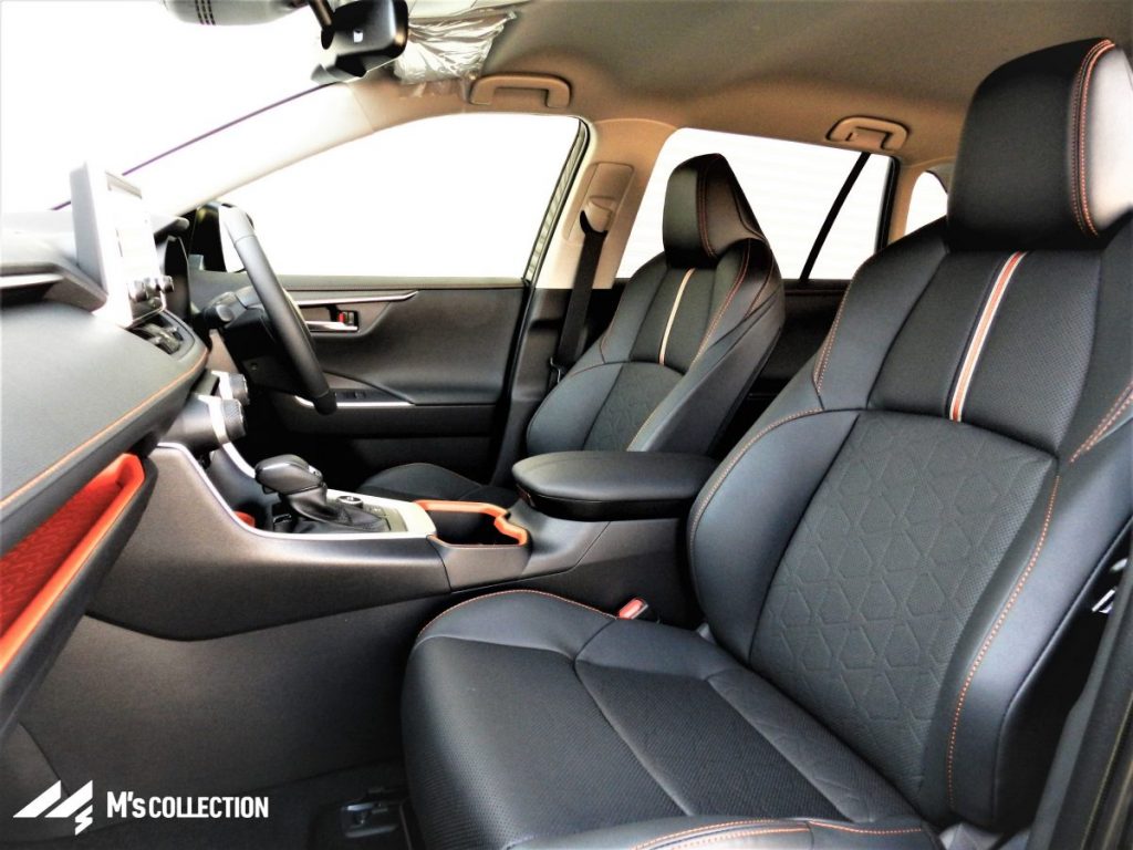 RAV4アドベンチャー ブラック内装 オレンジアクセントフロントシート