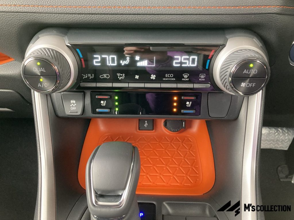 RAV4アドベンチャー シートヒーターベンチレーションスイッチとオレンジマット