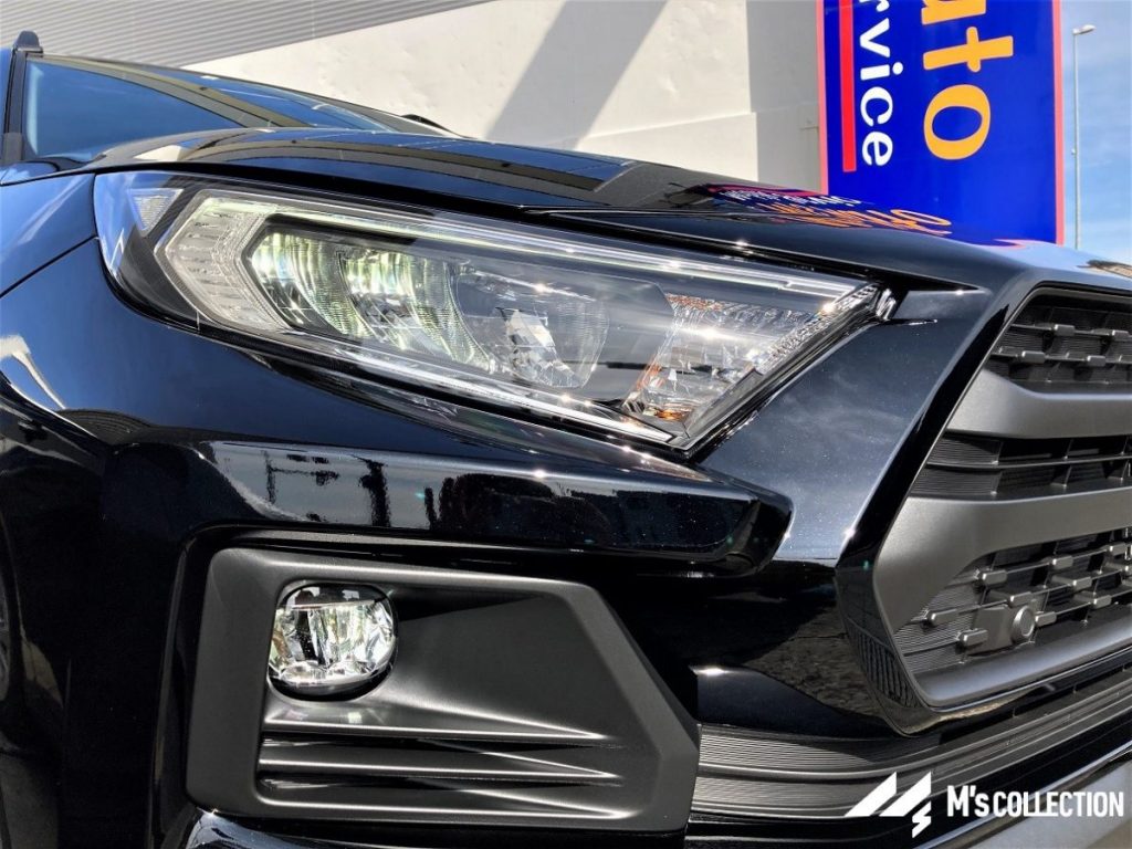 RAV4アドベンチャー ブラック LEDヘッドライトとフォグランプのクローズアップ