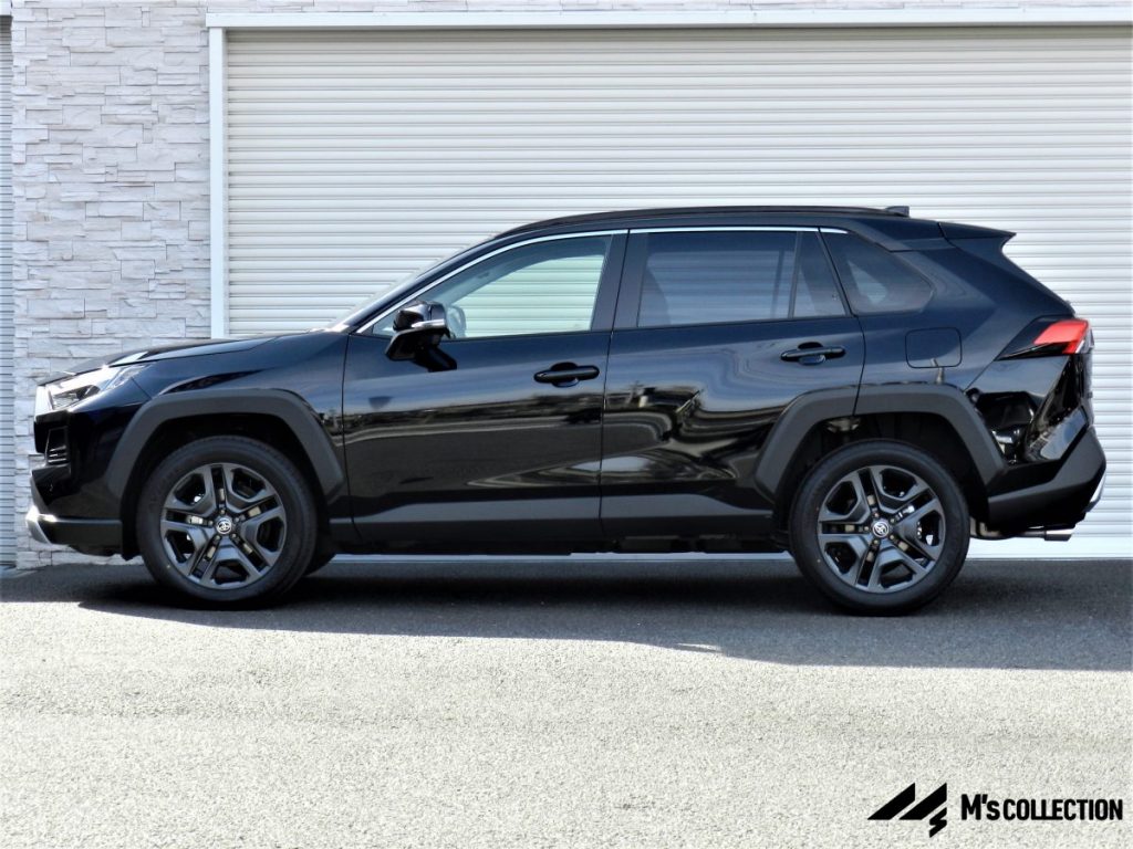 RAV4アドベンチャー ブラック 19インチマットグレーホイール 真横からの側面ビュー