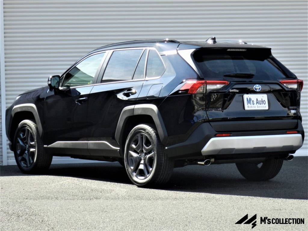 トヨタ RAV4 アドベンチャーハイブリッド ブラック 斜め後ろからのリアビュー