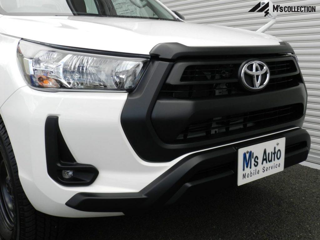トヨタ ハイラックス GUN125 ホワイトボディ フロントグリルとバンパーのクローズアップ