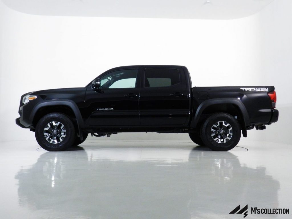 USトヨタ タコマ TRD4x4 ブラック サイズ比較用の側面ビュー