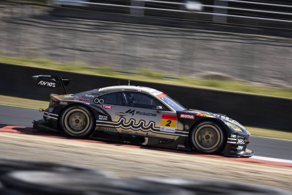 muta Racing INGING GR86 GT No.2、サーキットを高速走行中のサイドビュー