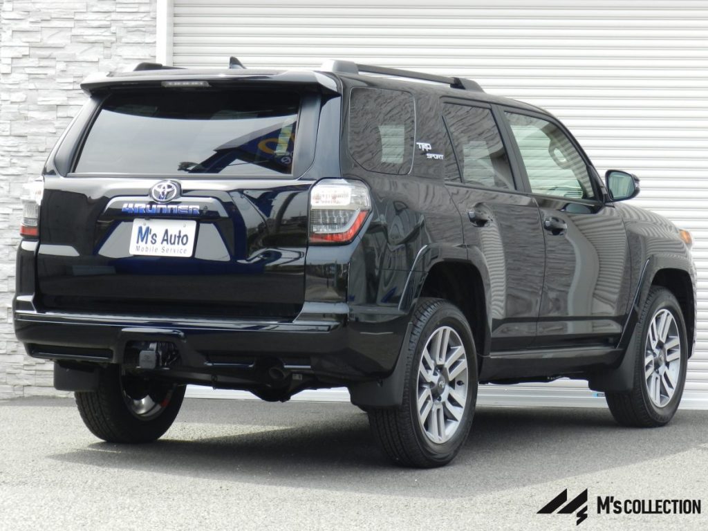 US TOYOTA 4RUNNER TRD Sport、リア右方後ろからの外観、TRD Sportバッジとリアダクト付リアバンパー