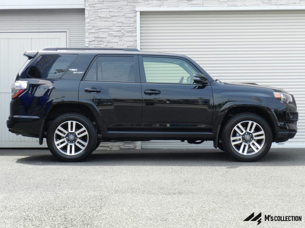US TOYOTA 4RUNNER TRD Sport、ブラックボディー、完全サイドビュー外観