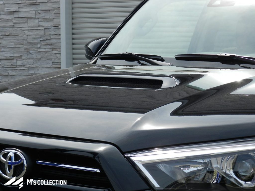 US TOYOTA 4RUNNER TRD Sport専用、エアダクト付ボンネットのクローズアップ