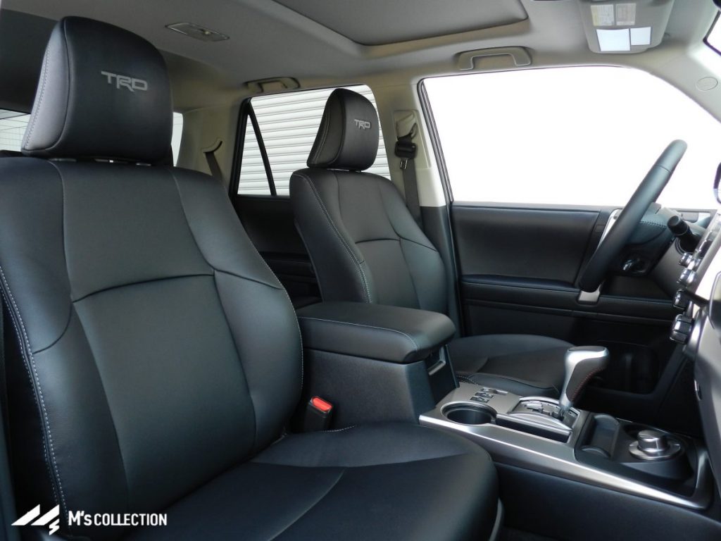 US TOYOTA 4RUNNER TRD Sport、TRDロゴ入りヘッドレストの前席ブラック内装