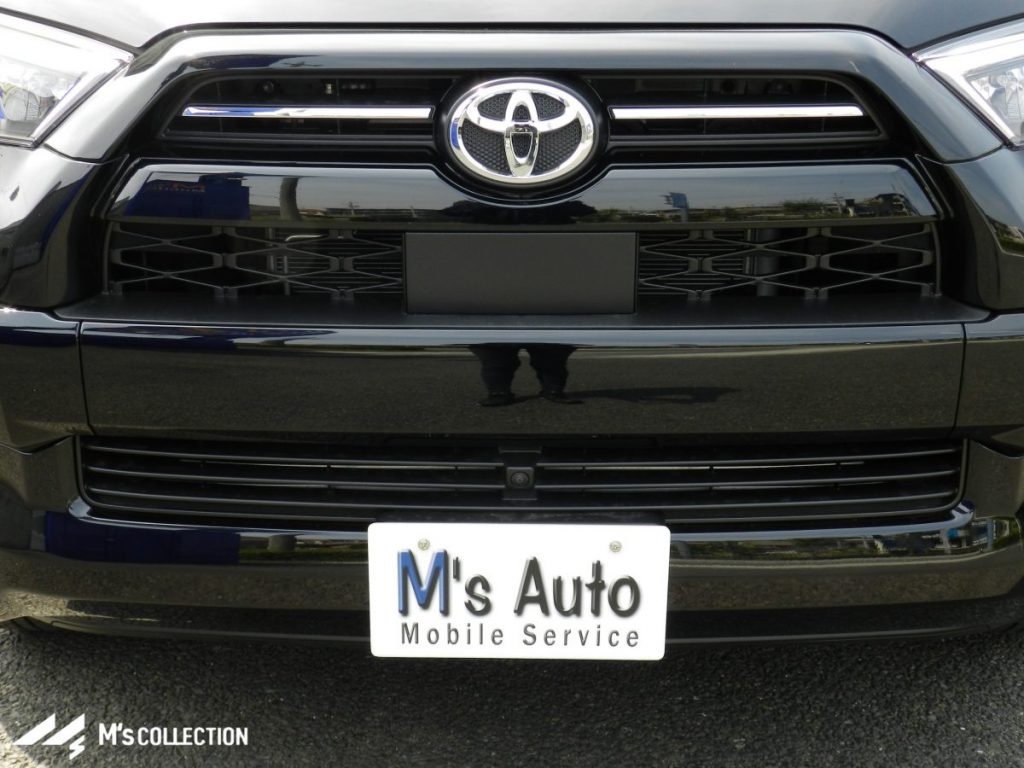 US TOYOTA 4RUNNER TRD Sport、フロントグリルとバンパーを写したクローズアップ