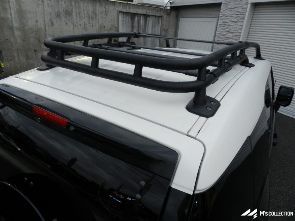 USTOYOTA FJ CRUISER、オプションルーフラックとホワイトルーフのクローズアップ
