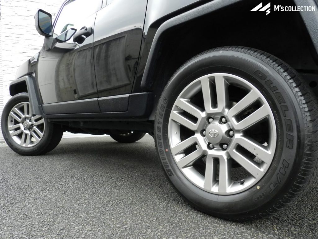 USTOYOTA FJ CRUISER、インチアップされた純正20インチアルミホイールのクローズアップ
