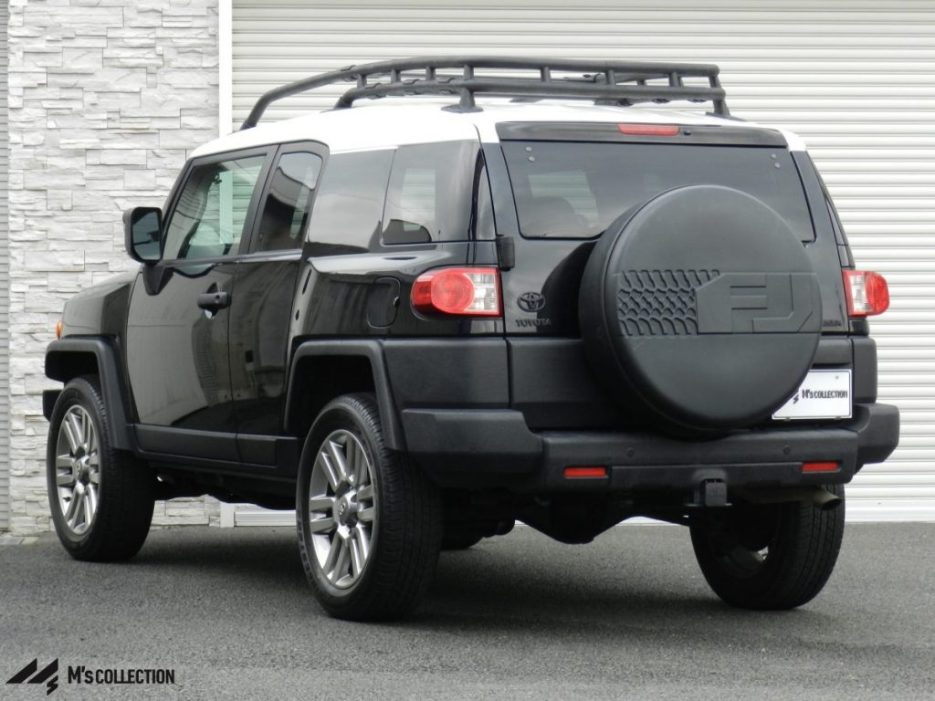 USTOYOTA FJ CRUISER、リア右方後ろからの外観、リアゲートのスペアタイヤ