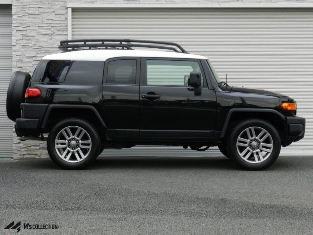 USTOYOTA FJ CRUISER、ブラック×ホワイトツートン、完全サイドビュー外観