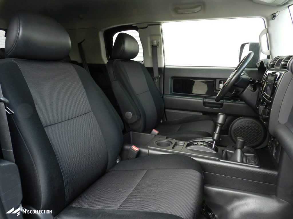 USTOYOTA FJ CRUISER、水をはじく加工されたシート表皮の前席フレームシート