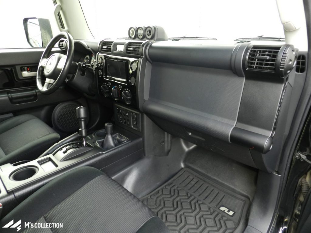 USTOYOTA FJ CRUISER、ハンドルとダッシュボード、防水カーペットのリア座席とフロア内装