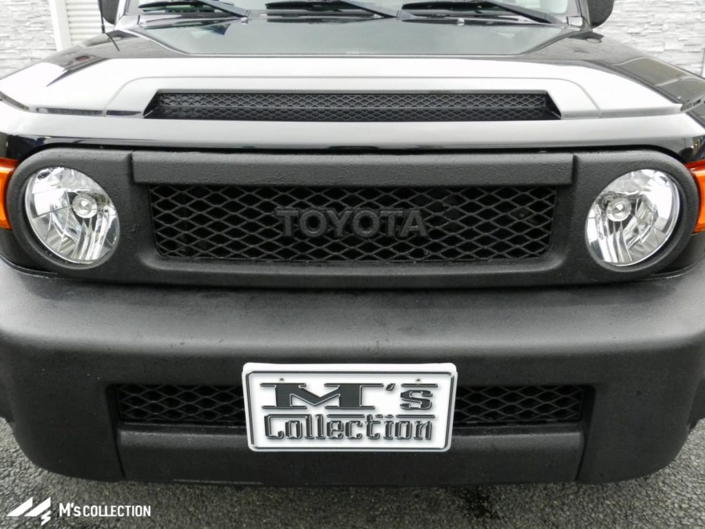 USTOYOTA FJ CRUISER、TOYOTAロゴグリルと丸目ヘッドライトのクローズアップ