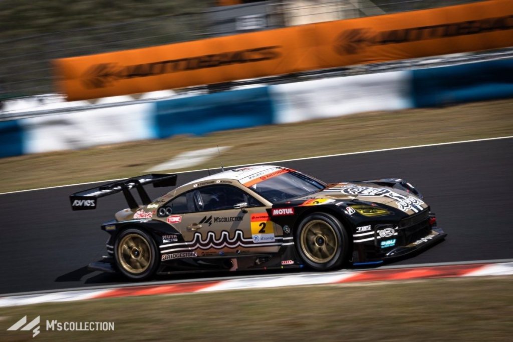 muta Racing INGING GR86 GT No.2、コーナーを走るサイドビュー