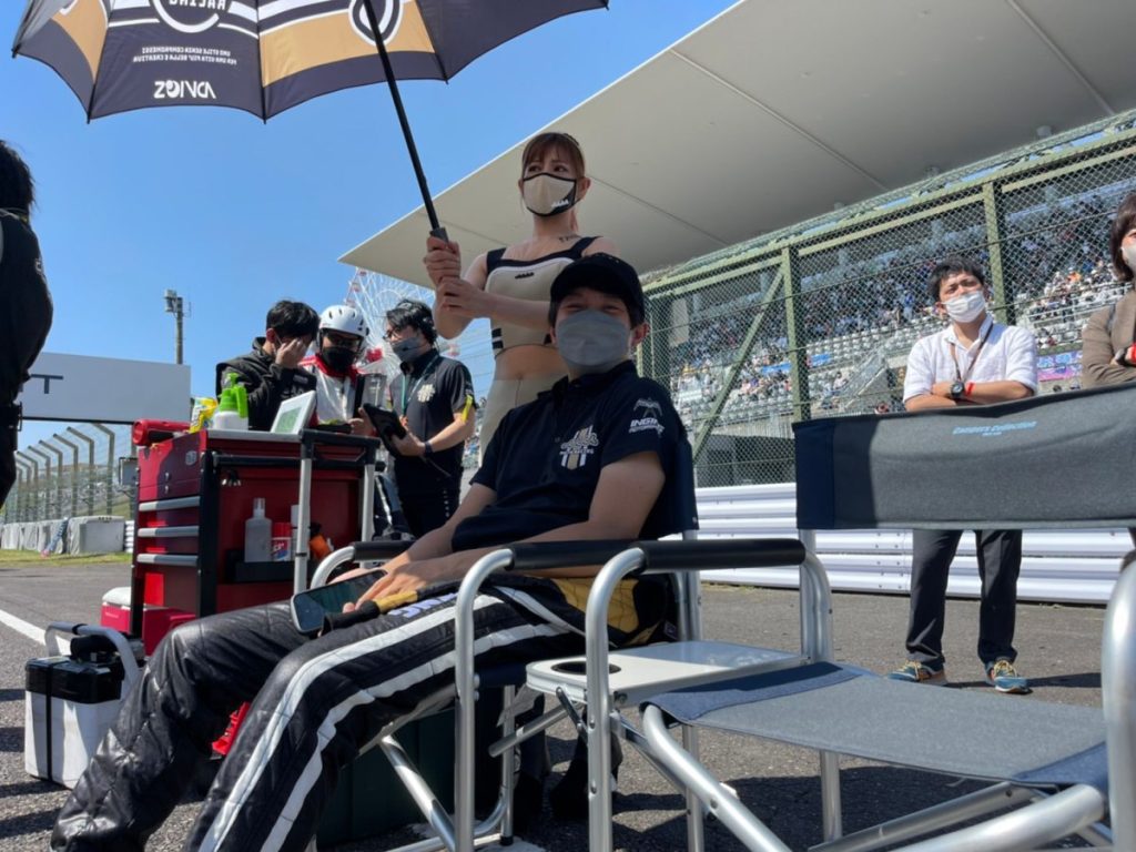 GR86 GTドライバーがピットチェアで休む様子、パドックでのレース前の一場面