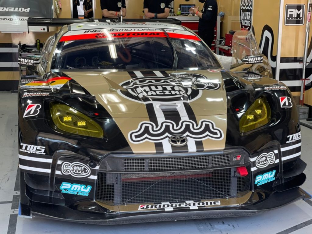 muta Racing INGING GR86 GT No.2、ガレージ内でのフロントマシンクローズアップ