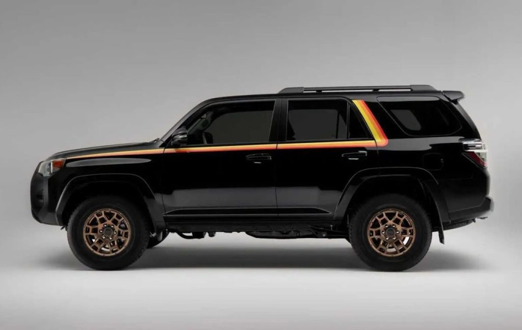 US TOYOTA 4RUNNER 40th Anniversary Special Edition、ブロンズカラー17インチホイール、完全サイドビュー