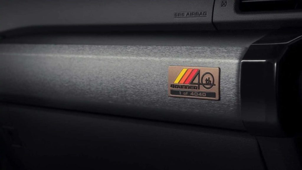 センターコンソールに取付けられた専用「40th 4Runner 1 of 4040」バッジ