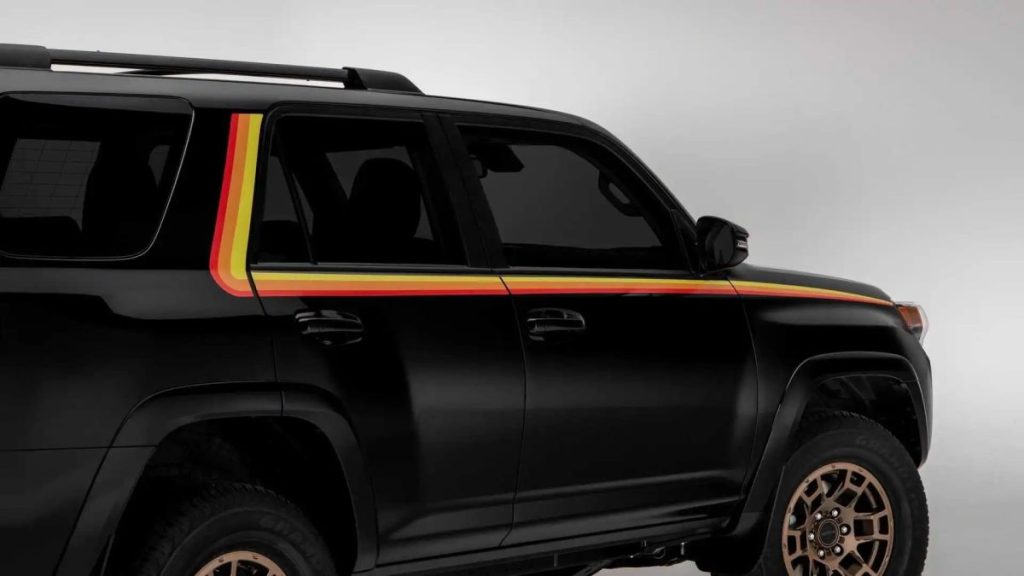 4RUNNER 40周年記念ヘリテージグラフィック、サイドのイエロー・オレンジ・レッドデザインクローズアップ
