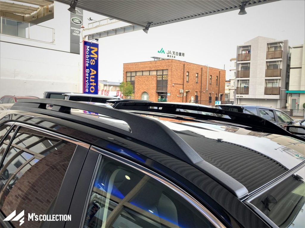 TOYOTA RAV4 ルーフレールを車上からクローズアップ、オフロードパッケージの標準装備