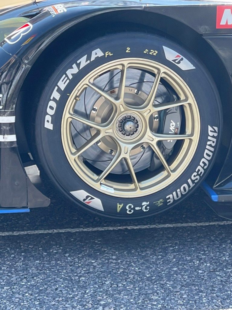 GR86 GTゴールドホイールとレース用スリックタイヤのクローズアップ