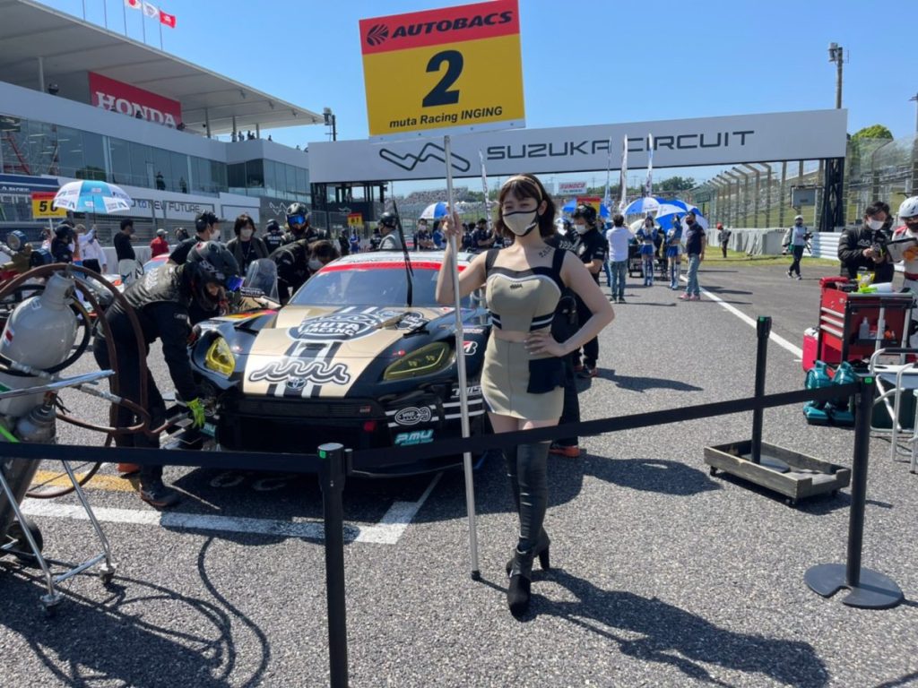 muta racing INGING GR86 GTとレースクイーン、鈴鹿サーキットピットでの集合写真