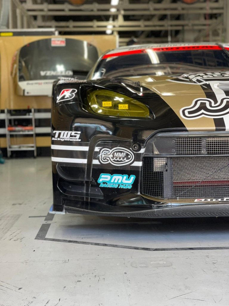 muta racing INGING GR86 GTマシン、ガレージ内でのフロント部分のクローズアップ
