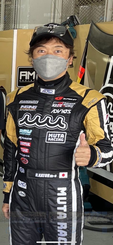 GR86 GTドライバー 加藤選手、muta racingレーシングスーツ姿のポートレート